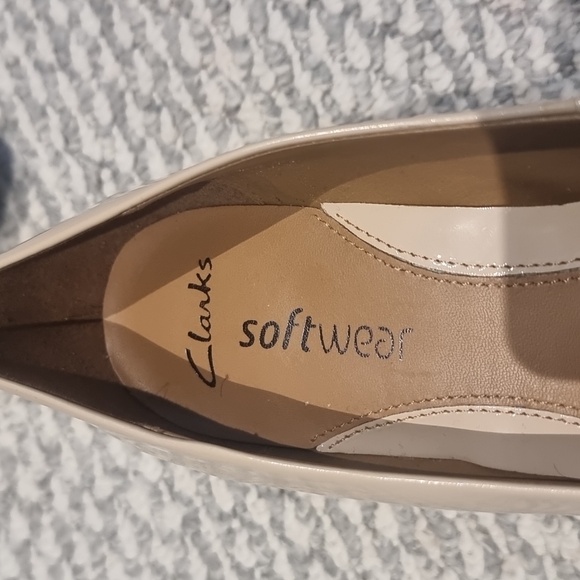 Clarks Nude Patent Leather Heel Pumps 8 - Picture 2 of 6